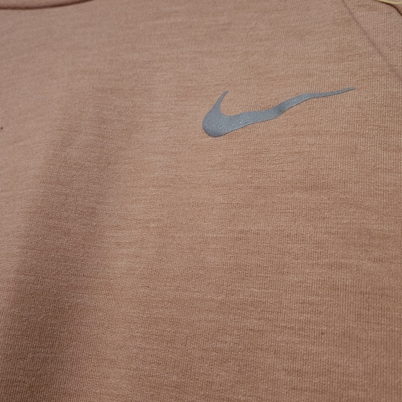 Nike - Picture 2 of 4